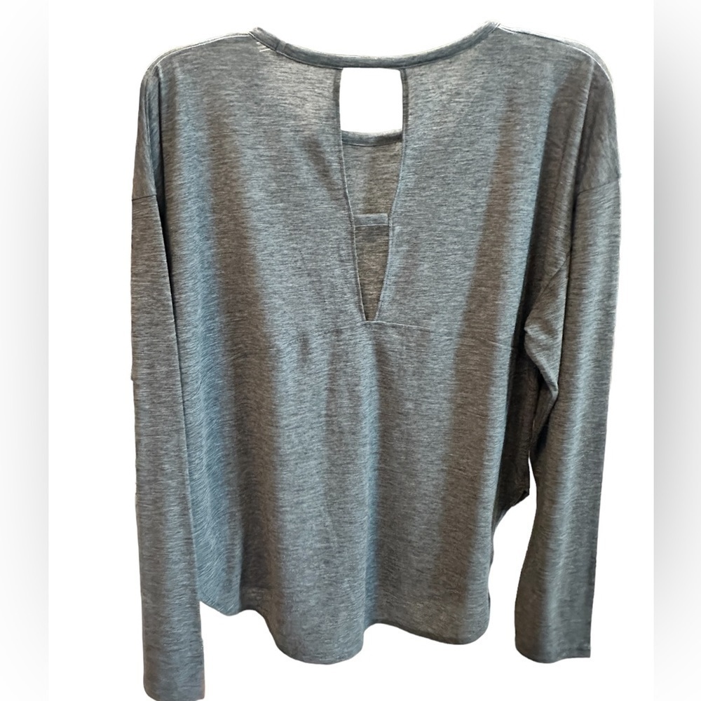 Under Armor Women’s Gray Athletic Top Size Large